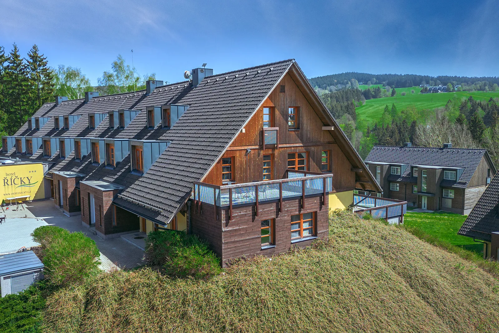 Dům s apartmánem a terasou, pohled z dronu