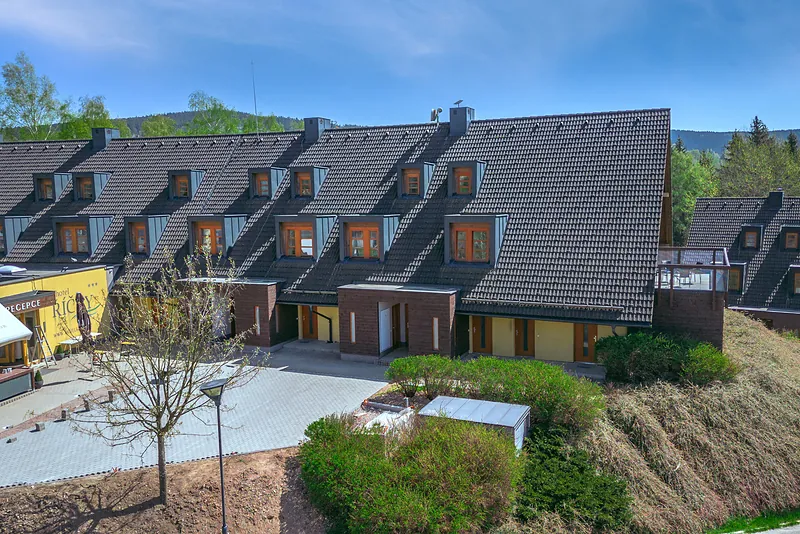 Hotelový komplex, ve kterém apartmán je