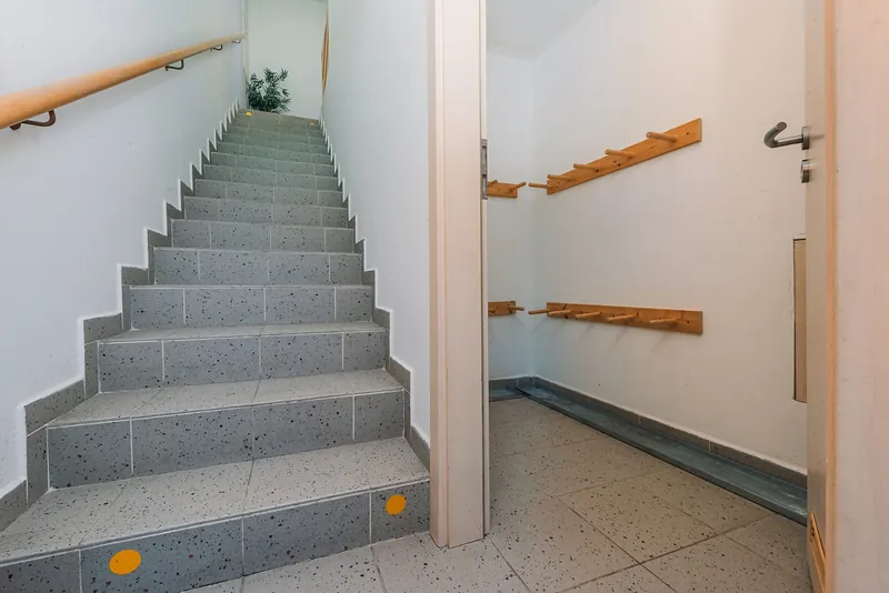 Lyžárna a schodiště do apartmánu