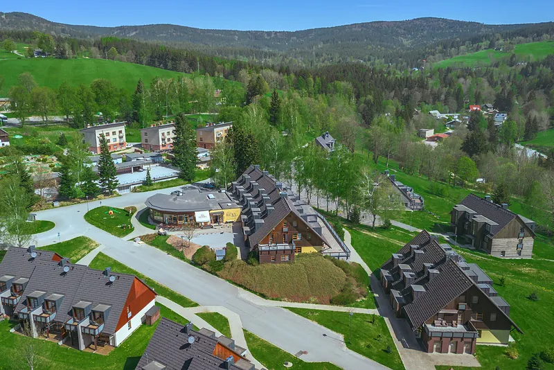 Říčky v Orlických horách z dronu — hotelový komplex v údolí